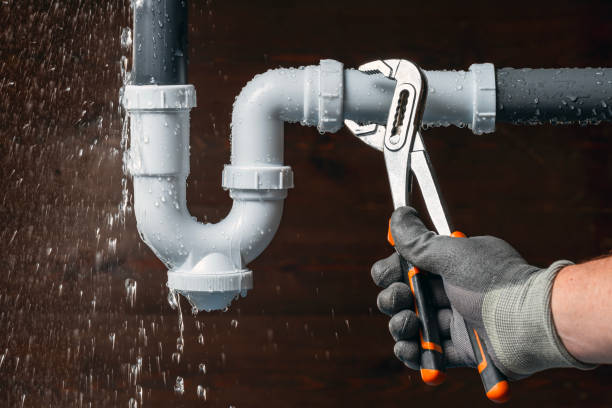 Professional Plumbing technician working in Highlands, TX